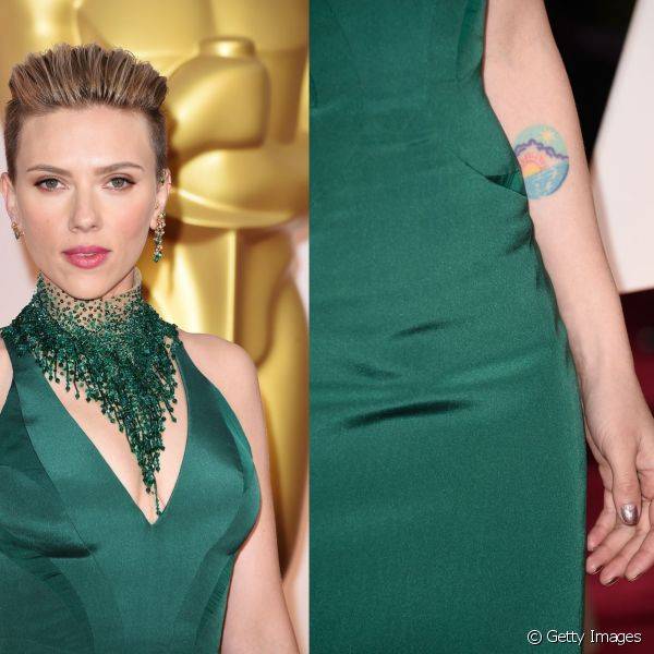 Scarlett Johansson usou um esmalte dourado com acabamento fosco para comparecer ao Oscar 2015 
